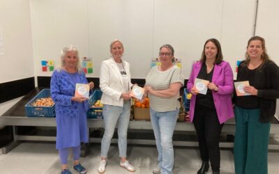 Eerste receptenboekje regio Gouda overhandigd – ‘Gezond koken met een klein budget & producten uit de regio? Het kan!’